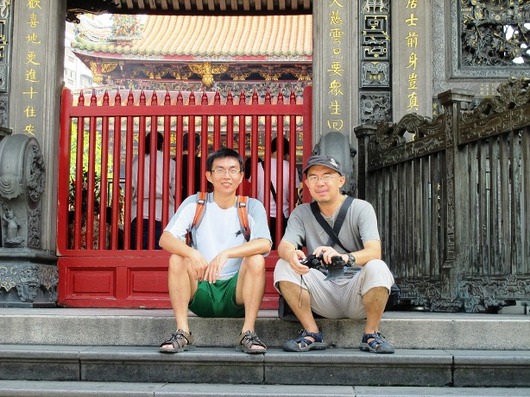 張さん（左）と楊さん（右）　龍山寺の前で2.jpg